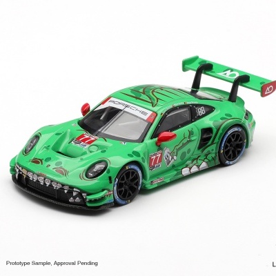 Miniatura de carro de corrida verde com detalhes vermelhos e pretos e número 77