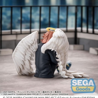 Figura de anjo com asas brancas, sentado em chão cinzento, fundo de cidade desfocado e logótipo SEGA Goods