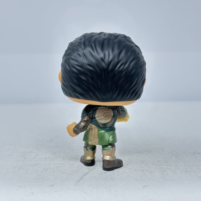 Figurine Funko Pop em vinil de costas com cabelo preto e roupa verde, castanha e dourada