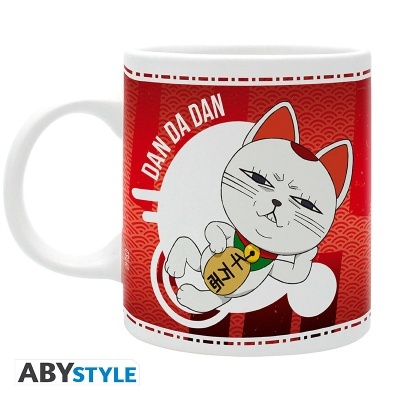 Caneca branca com ilustração de gato branco em fundo vermelho com texto DAN DA DAN