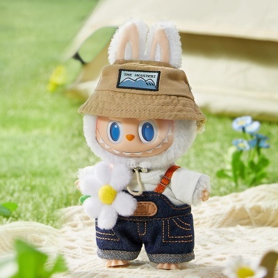Boneco de peluche com orelhas de coelho e chapéu castanho
