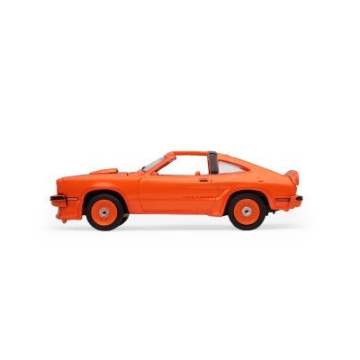 Carro de brinquedo desportivo laranja com detalhes a preto e vidros cinza