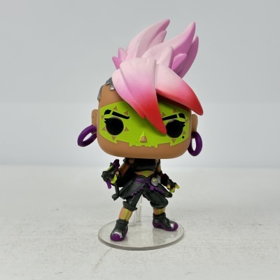Figura de ação caricatural com máscara verde e cabelo rosa