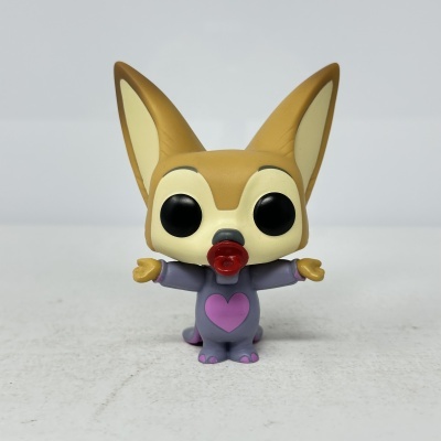 Figura colecionável de cão com fato cinzento e coração cor-de-rosa