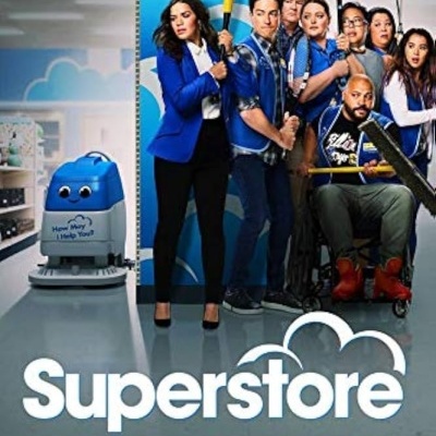 Cartaz do programa Superstore com pessoas segurando tacos e um robô azul no corredor de uma loja