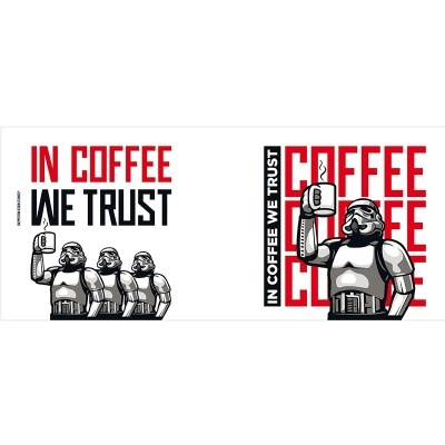 Ilustração stormtrooper a segurar caneca com texto 'IN COFFEE WE TRUST'