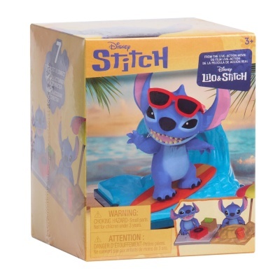 Brinquedo Disney Stitch surfista azul com óculos vermelhos em embalagem amarela com palmeiras e mar ao fundo