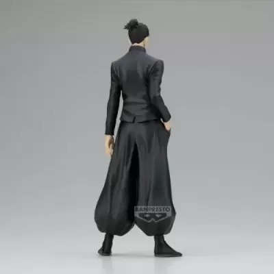 Figura colecionável Banpresto de personagem com casaco e calças pretas vista de costas