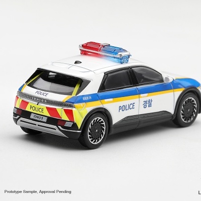Miniatura de carro polícia Hyundai IONIQ 5 com luzes vermelha e azul e faixas azuis e amarelas