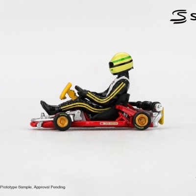 Miniatura de kart vermelho com piloto vestido de preto e amarelo e capacete amarelo com riscas verdes