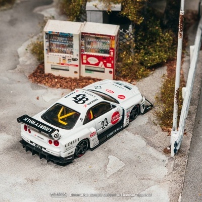Miniatura de carro de corrida branco com texto e duas máquinas de venda automática no fundo