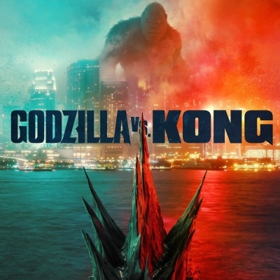 Cartaz do filme GODZILLA vs KONG com cidade ao fundo, nevoeiro azul e vermelho e figurinhas de Godzilla e Kong.