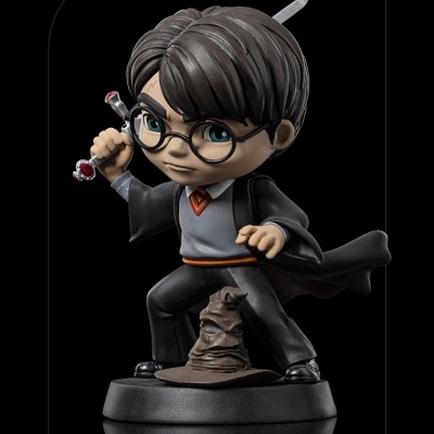 Figura colecionável de Harry Potter com varinha e chapéu seletor em base preta