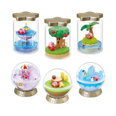 Miniaturas em globo e frascos transparentes com figuras do Kirby em vários cenários coloridos.
