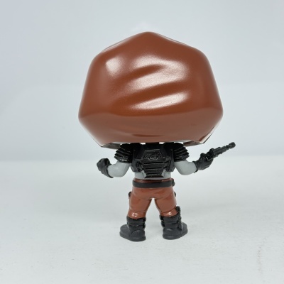Figura Funko Pop de personagem vestido de castanho com armadura preta, visto de costas