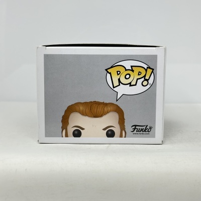 Caixa branca com figura Funko Pop de cabelo castanho-avermelhado e olhos pretos grandes.