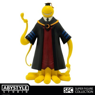 Figura colecionável amarela Koro-sensei com capa preta, roupa vermelha e chapéu de formatura sobre fundo branco