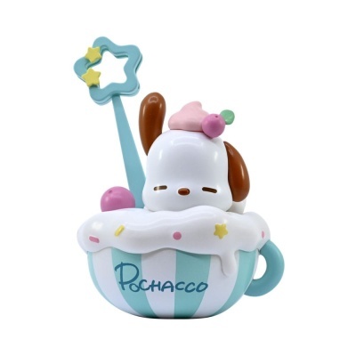 Figura decorativa de Pochacco numa chávena azul e branca com colher em forma de estrela.