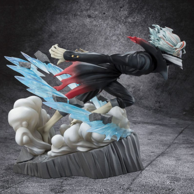 Figura de ação estilizada com máscara branca, casaco preto e detalhes azuis