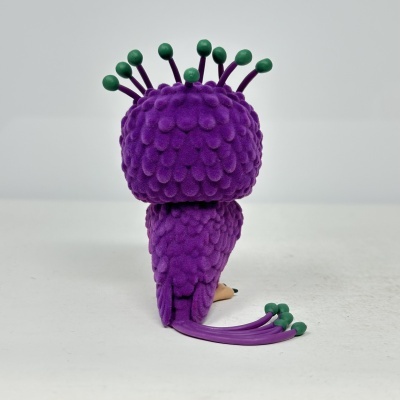 Figura decorativa roxa texturada em forma de pássaro com detalhes verdes