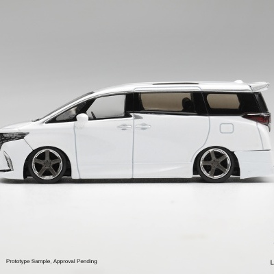 Miniatura de carro branco de brinquedo vista lateral com rodas prata e texto MINI GT