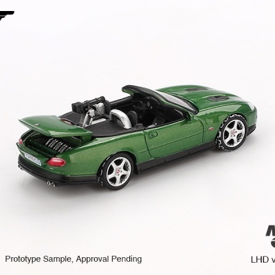 Miniatura de carro verde metálico descapotável em fundo branco com logotipos e texto