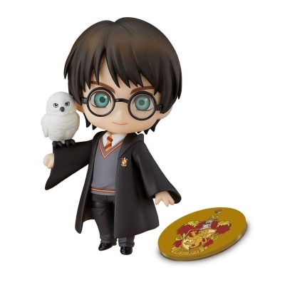 Figura do Harry Potter em uniforme com coruja branca e brasão da Grifinória