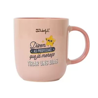 Caneca rosa com texto em português e desenho de estrela amarela