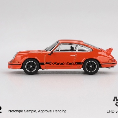 Miniatura de carro clássico laranja com detalhes pretos num fundo branco