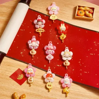 Pendentes coloridos de flores com personagens e símbolos chineses em tapete vermelho e madeira.