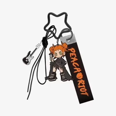 chaveiro com personagem, guitarra e fita PEACH RIOT