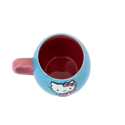 Caneca azul com asa rosa e imagem da Hello Kitty segurando um coração