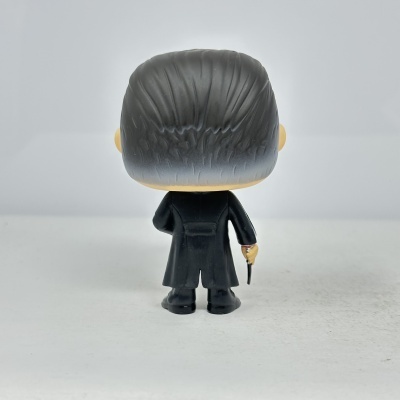 Boneco Funko Pop de costas com sobretudo preto