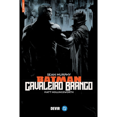 Capa de banda desenhada Batman Cavaleiro Branco com Batman e outra personagem sombreada em fundo urbano.