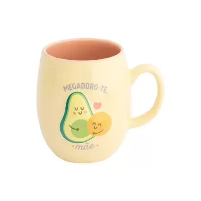 Caneca amarela com interior rosa e desenho de abacate feliz com texto em português