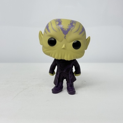 Funko Pop vinil personagem cabeça amarela e roxa e roupa roxa