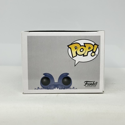 Caixa branca Funko Pop com ilustração de personagem azul e olhos negros