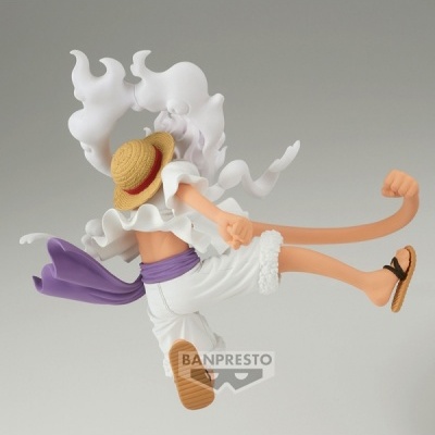 Figura de ação com chapéu de palha e roupa branca detalhada