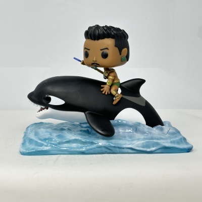 Figura Funko Pop personagem montado em orca sobre base azul de água