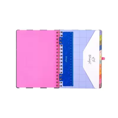 Caderno espiral aberto com capa rosa e divisórias coloridas com meses em português