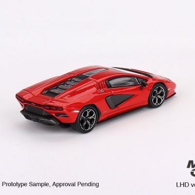 Miniatura de carro desportivo vermelho com detalhes pretos e jantes prateadas numa superfície branca