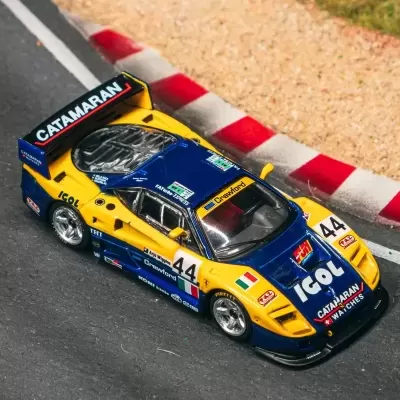 Miniatura de carro de corrida azul e amarelo com número 44 em pista