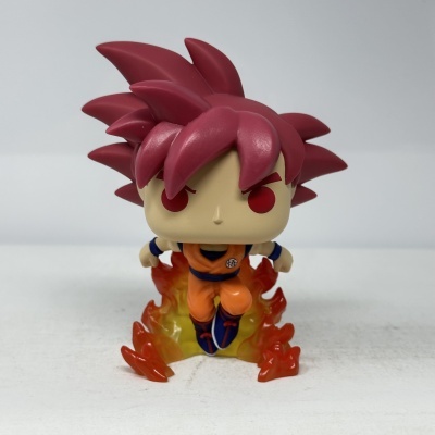 Figura colecionável Funko Pop de personagem de anime com cabelo vermelho e base de chamas.