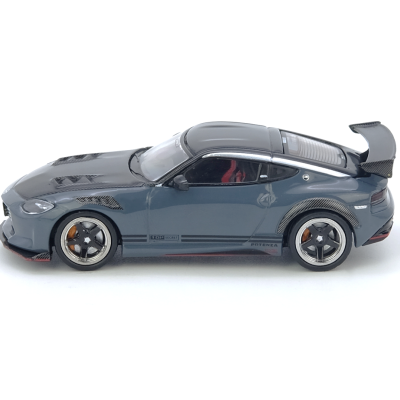 Miniatura cinzenta de carro desportivo com detalhes em preto, vermelho e fibra de carbono