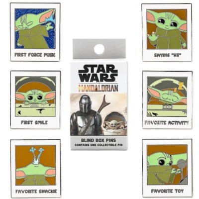 Pins metálicos do Star Wars The Mandalorian com Baby Yoda em várias poses e embalagem temática.