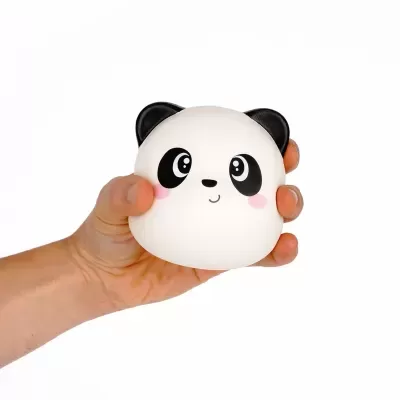 Cabeça de panda em brinquedo na mão
