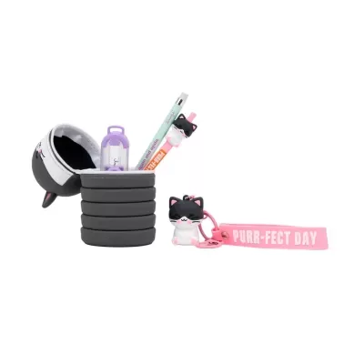 Conjunto de material escolar com copo cinzento, lápis, borracha, chaveiro de gato e fita rosa com texto