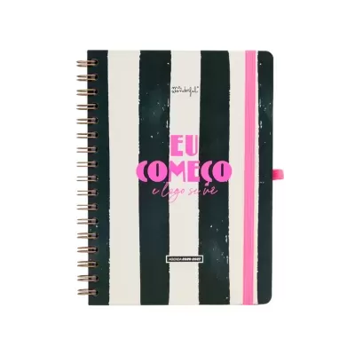 Caderno com capa de riscas verticais preto e branco, texto rosa e elástico rosa