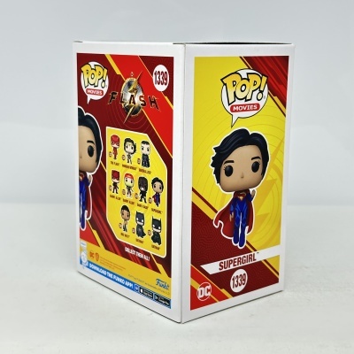 Caixa Funko Pop Supergirl 1339 com fundo amarelo e vermelho e outras personagens DC