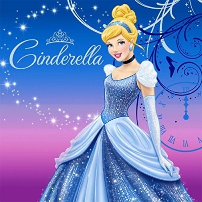 Personagem Cinderella em vestido azul cintilante com relógio e estrelas no fundo